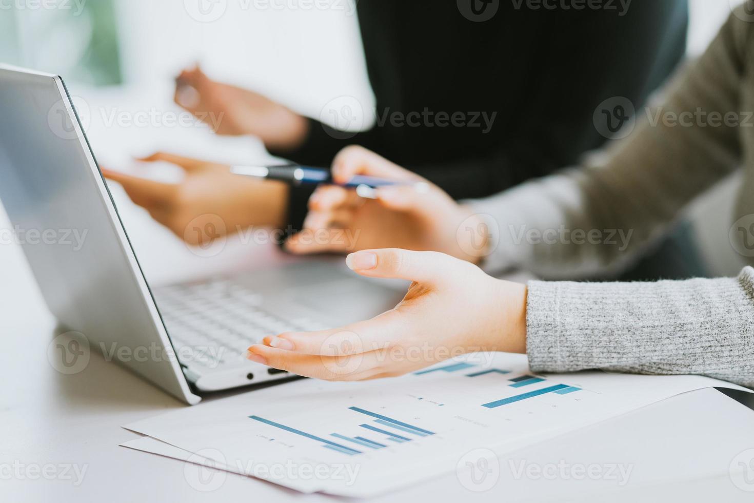 The two businesswoman are discussing the work photo