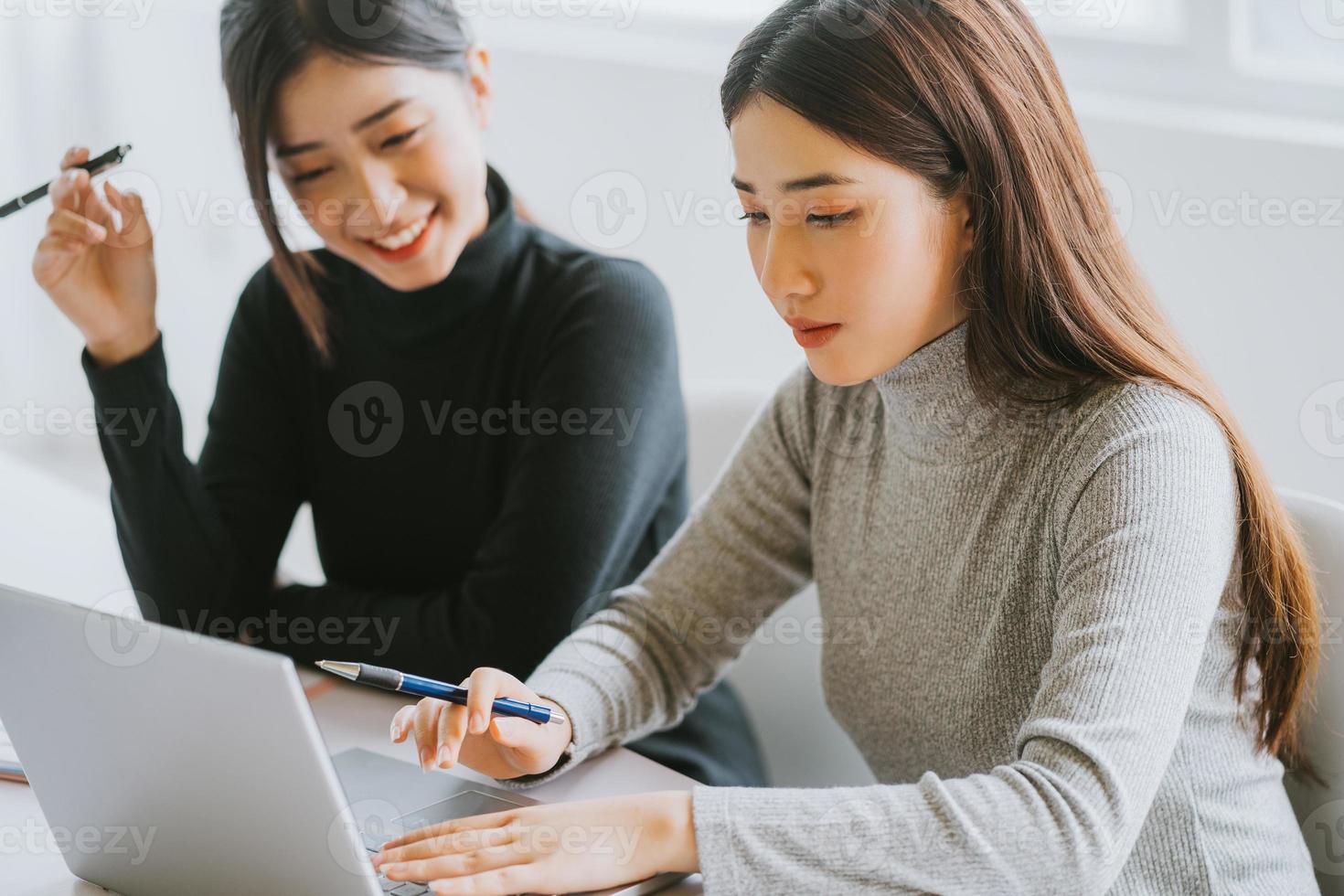 las dos mujeres de negocios están discutiendo el trabajo foto