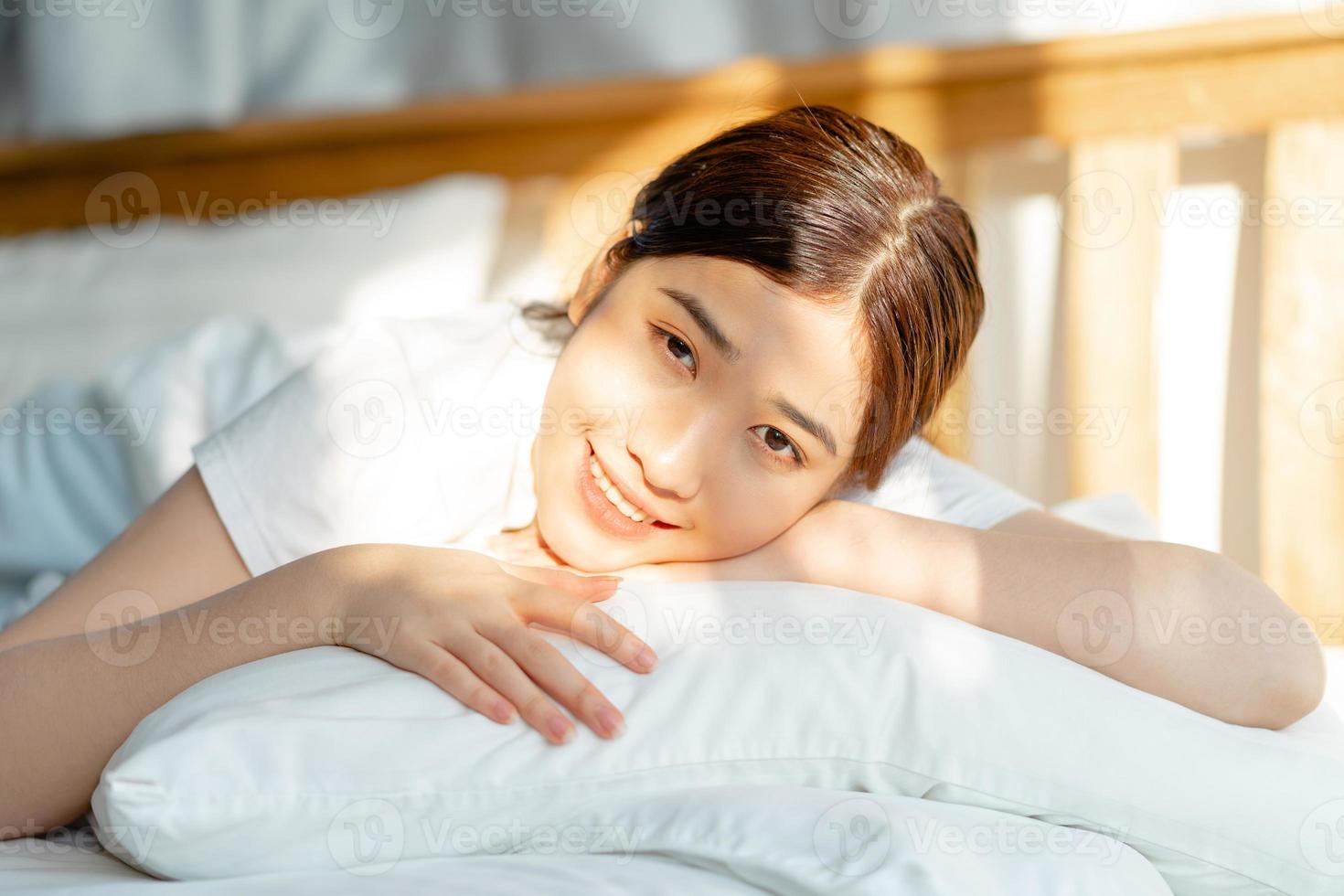 la hermosa mujer asiática se acaba de despertar cuando salió el sol foto