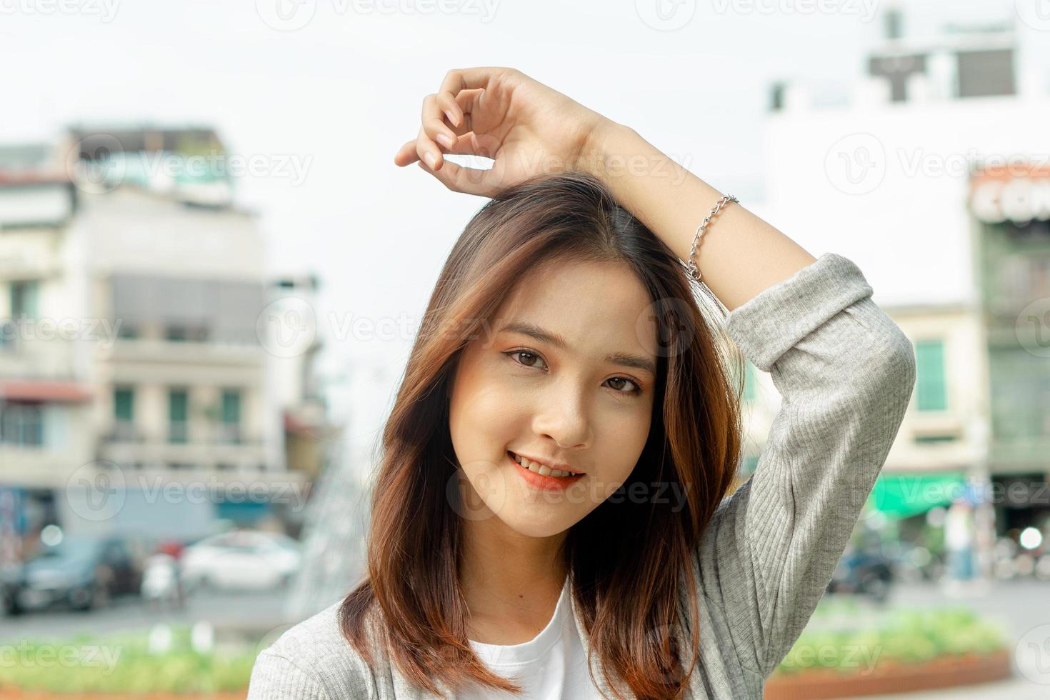 retrato, de, mujer asiática, viajar, a, ciudad de hanoi, vietnam foto
