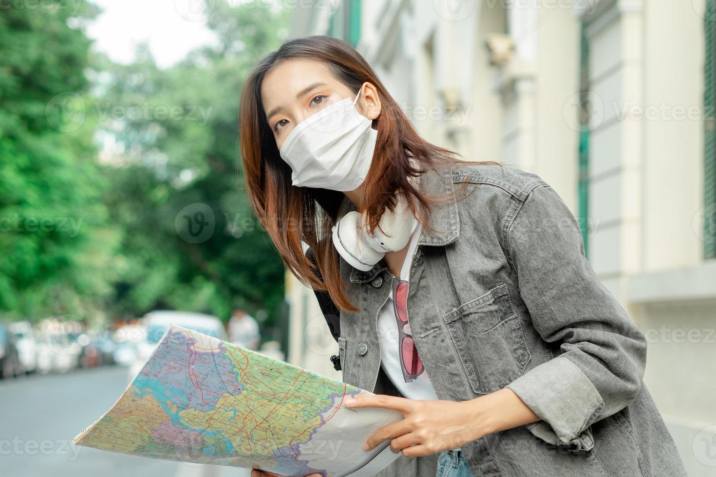 Turista asiática femenina que viaja durante una epidemia foto