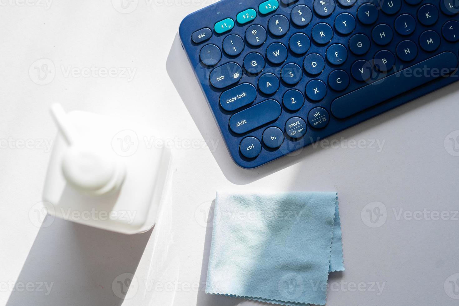 Clean the keyboard with detergent and rag photo