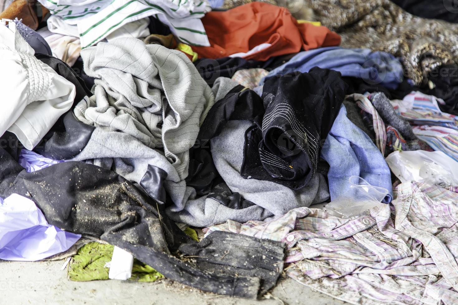 ropa tirada a la calle foto