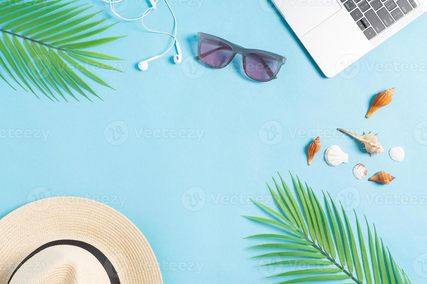 Foto de la vista superior de los accesorios de playa sobre un fondo azul.