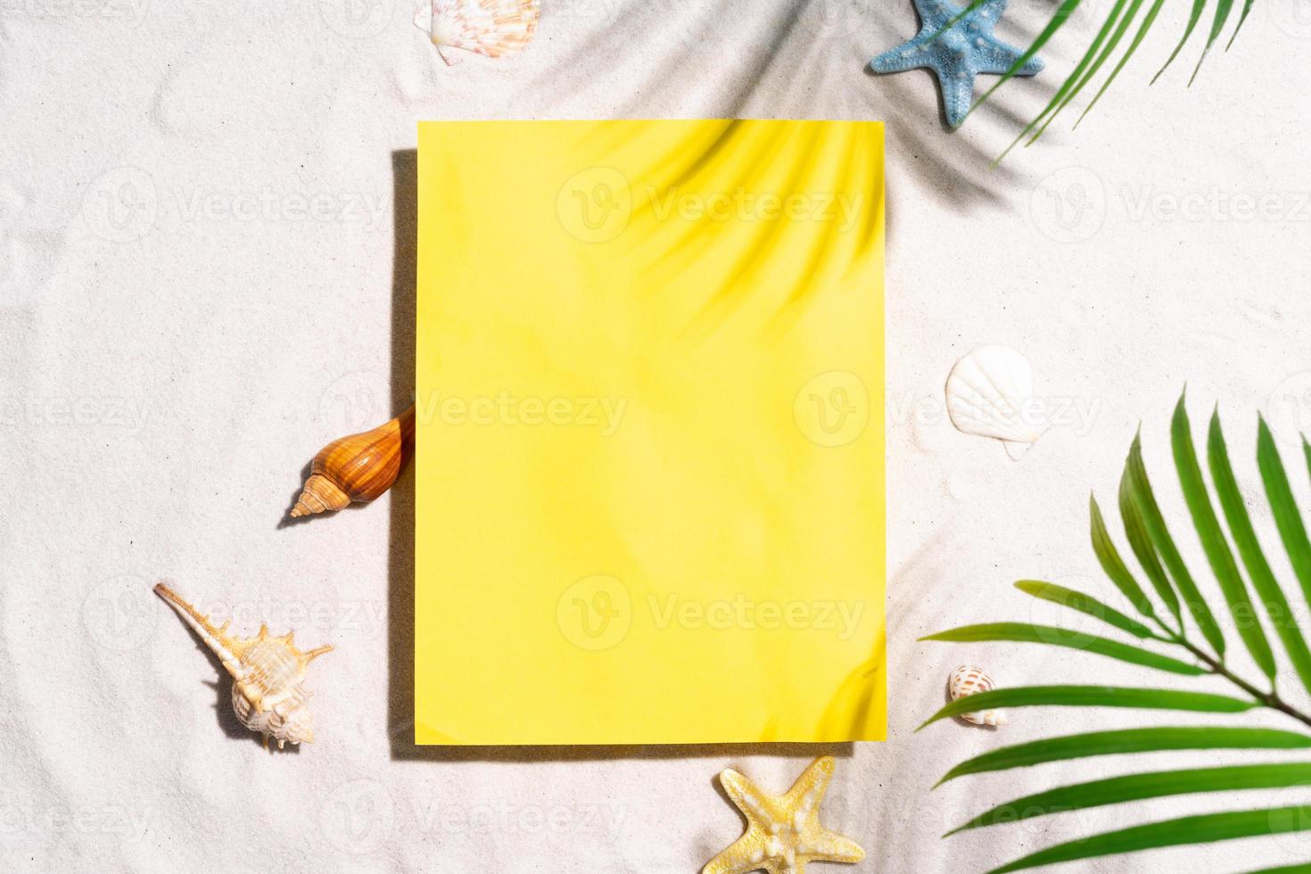 fondo de verano con papel amarillo en blanco foto