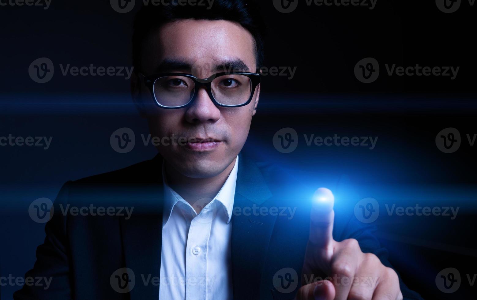 Imagen recortada del empresario asiático tocando un halo foto