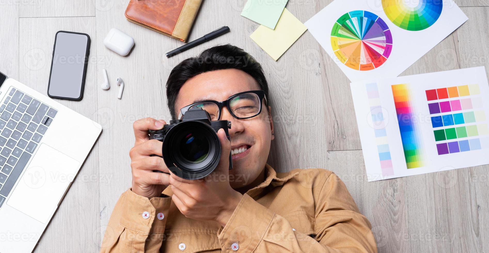 Retrato de un hombre asiático trabajando solo en el campo del diseño. foto