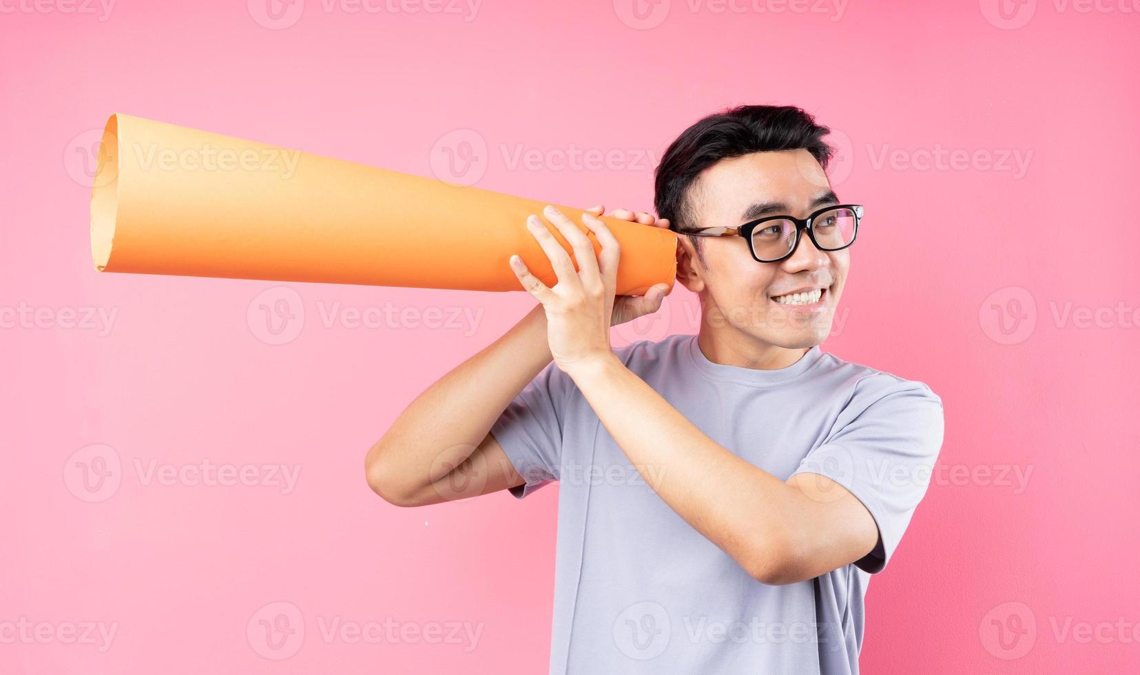 hombre asiático, tenencia, papel, altavoz, en, fondo rosa foto