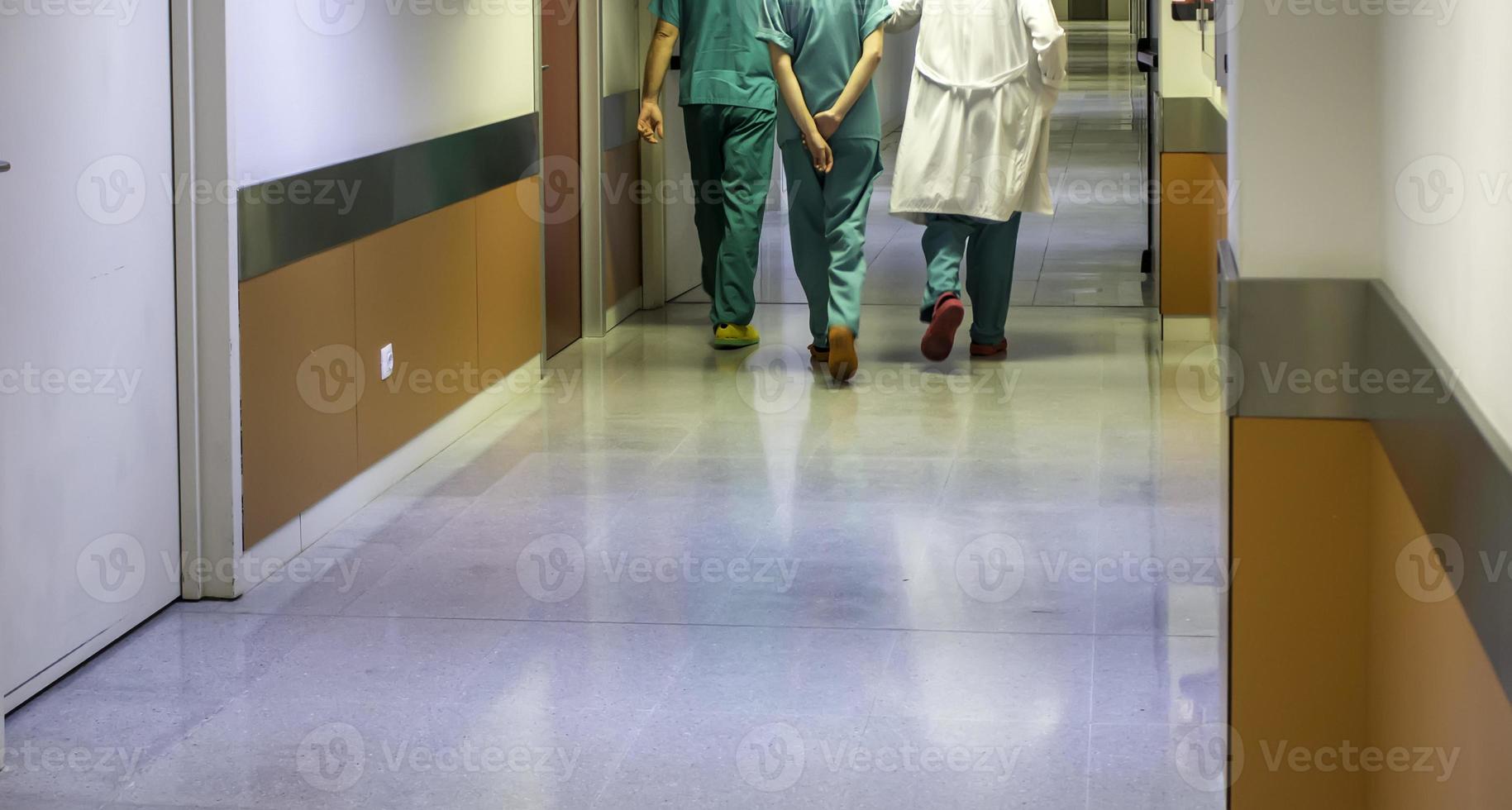 médicos y enfermeras en el pasillo. foto