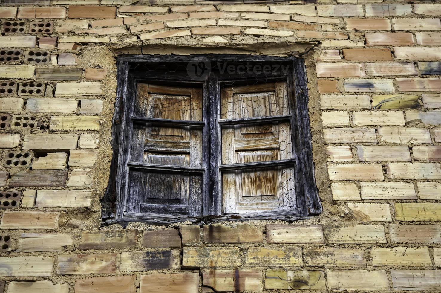 ventana oxidada y rota foto