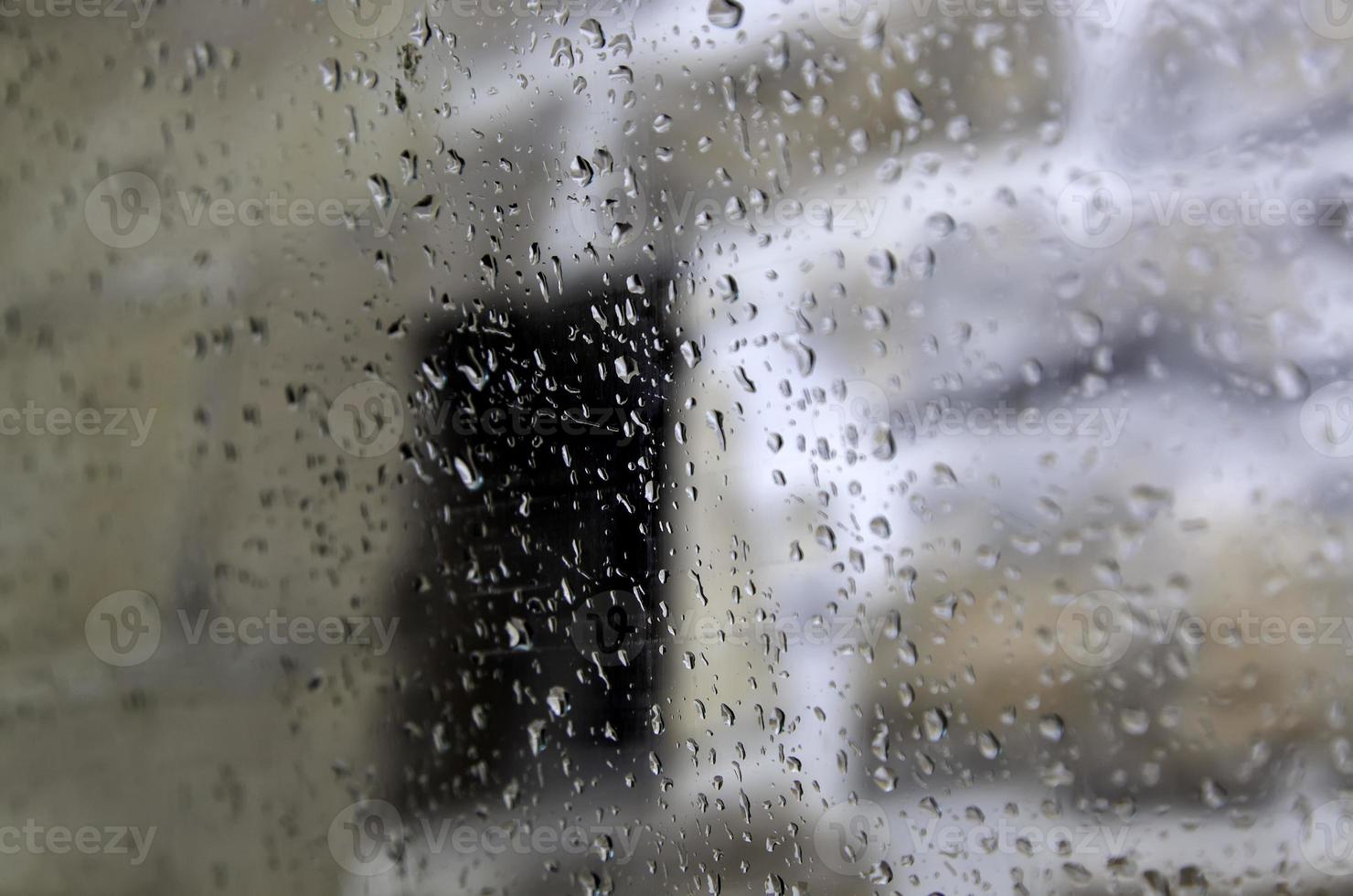 gotas de agua sobre el vidrio del coche foto