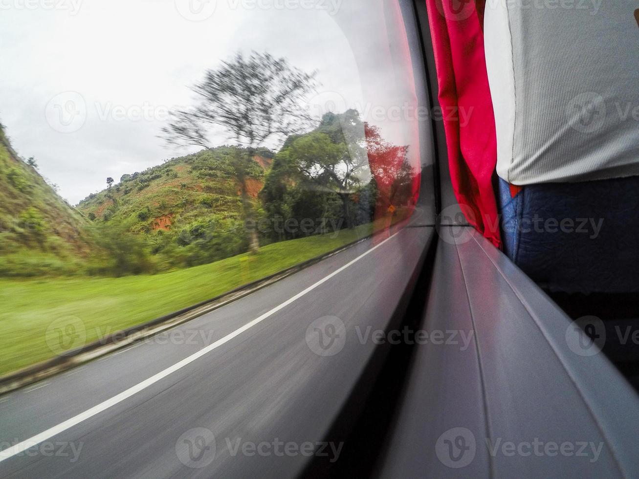 mirando la carretera a través de la ventana del autobús foto