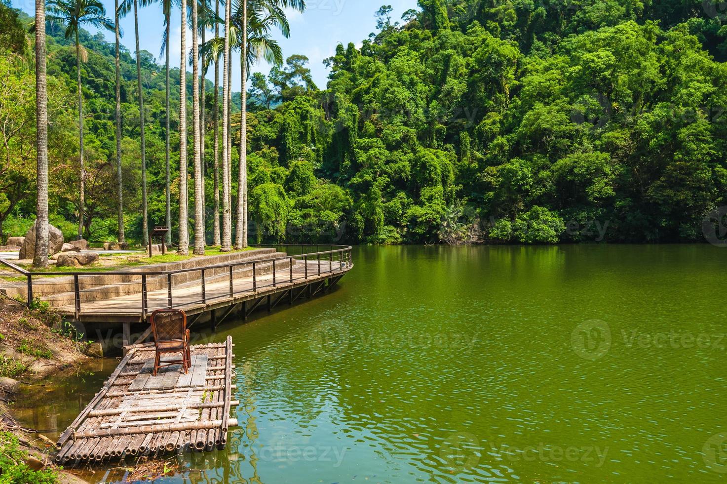 un barco flotando en el lago en cihu, taoyuan, taiwán foto