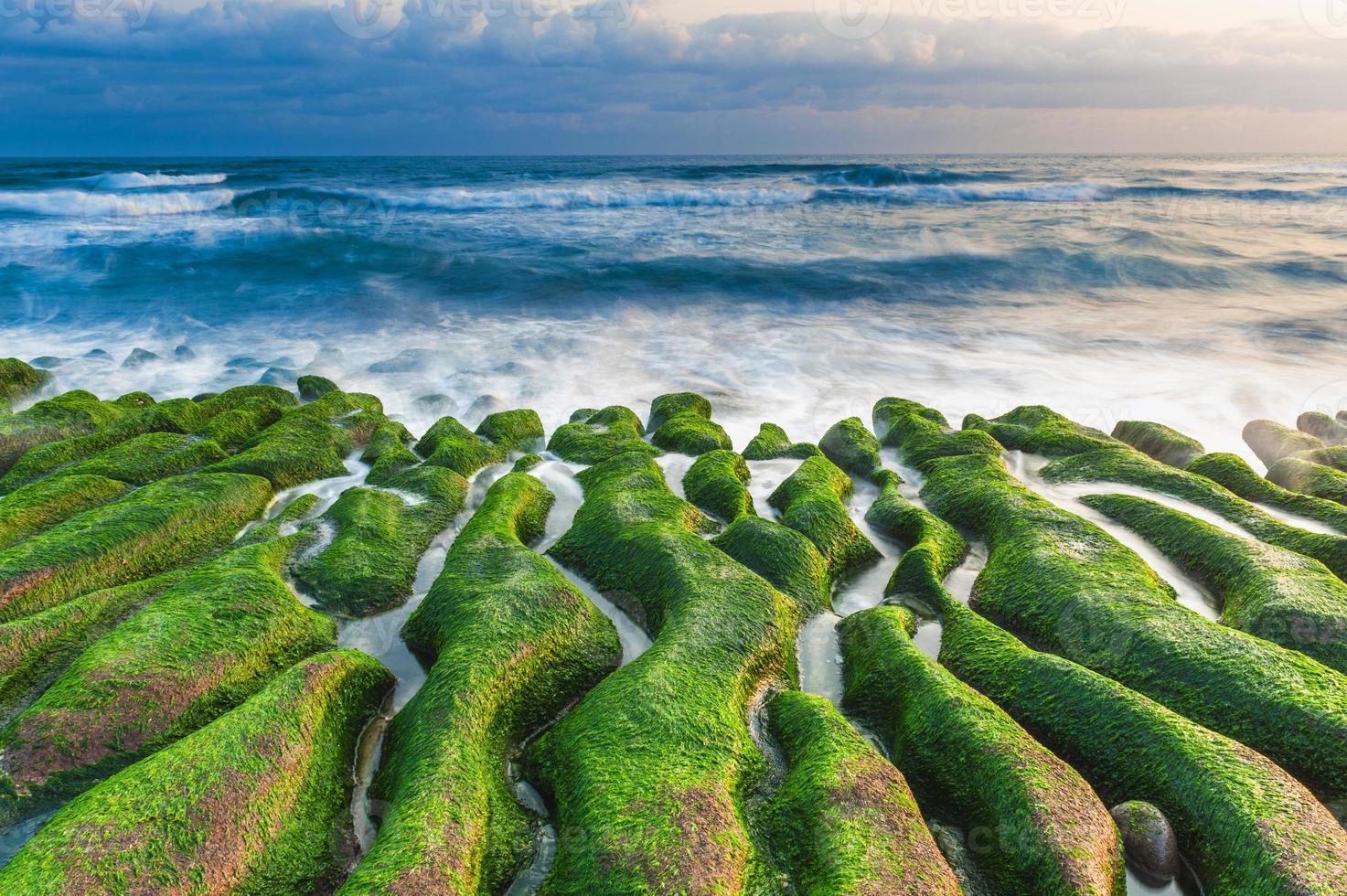 Amanecer en el arrecife verde de Laomei, costa norte, Taiwán foto