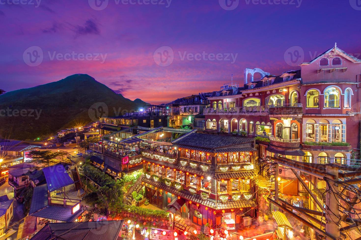 escena nocturna de la aldea de jioufen, taipei, taiwán foto