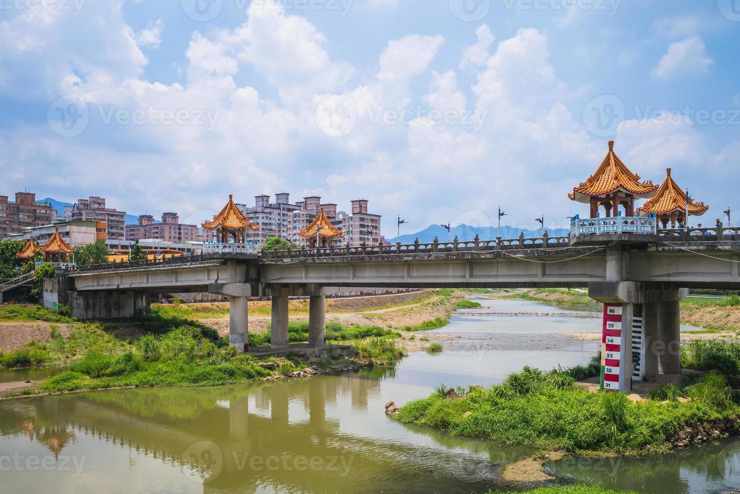 Puente Changfu cerca de Sanxia Old Street y el templo Zushi en New Taipei, Taiwán. foto