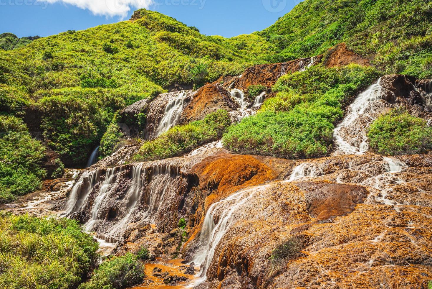 paisaje de cascada dorada en la ciudad de new taipei, taiwán foto