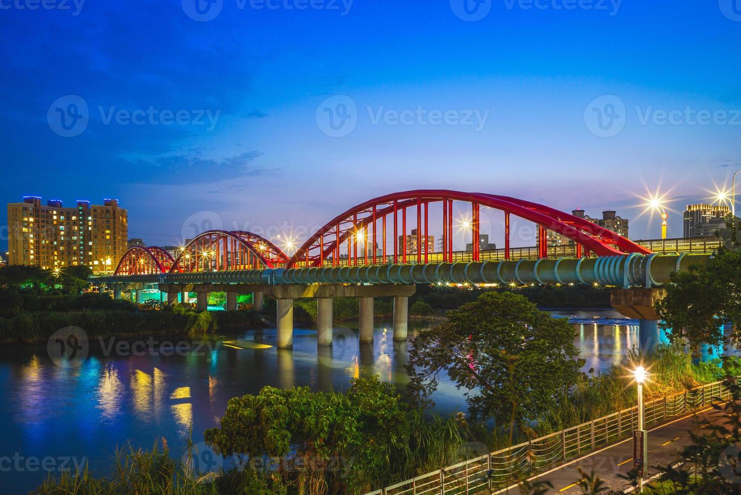 Puente de tuberías sobre el río en Taipei, Taiwán foto