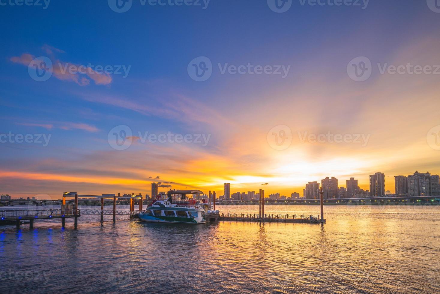 Atardecer en el muelle dadaocheng en Taipei, Taiwán foto