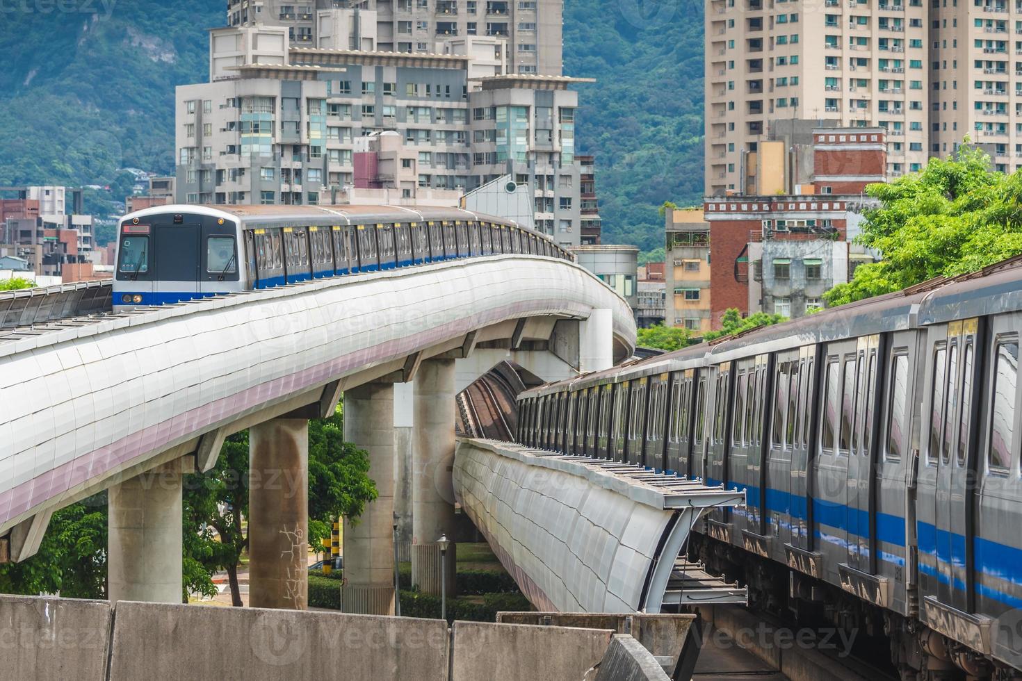 línea roja del metro de tamsui a xinyi en taipei, taiwán foto