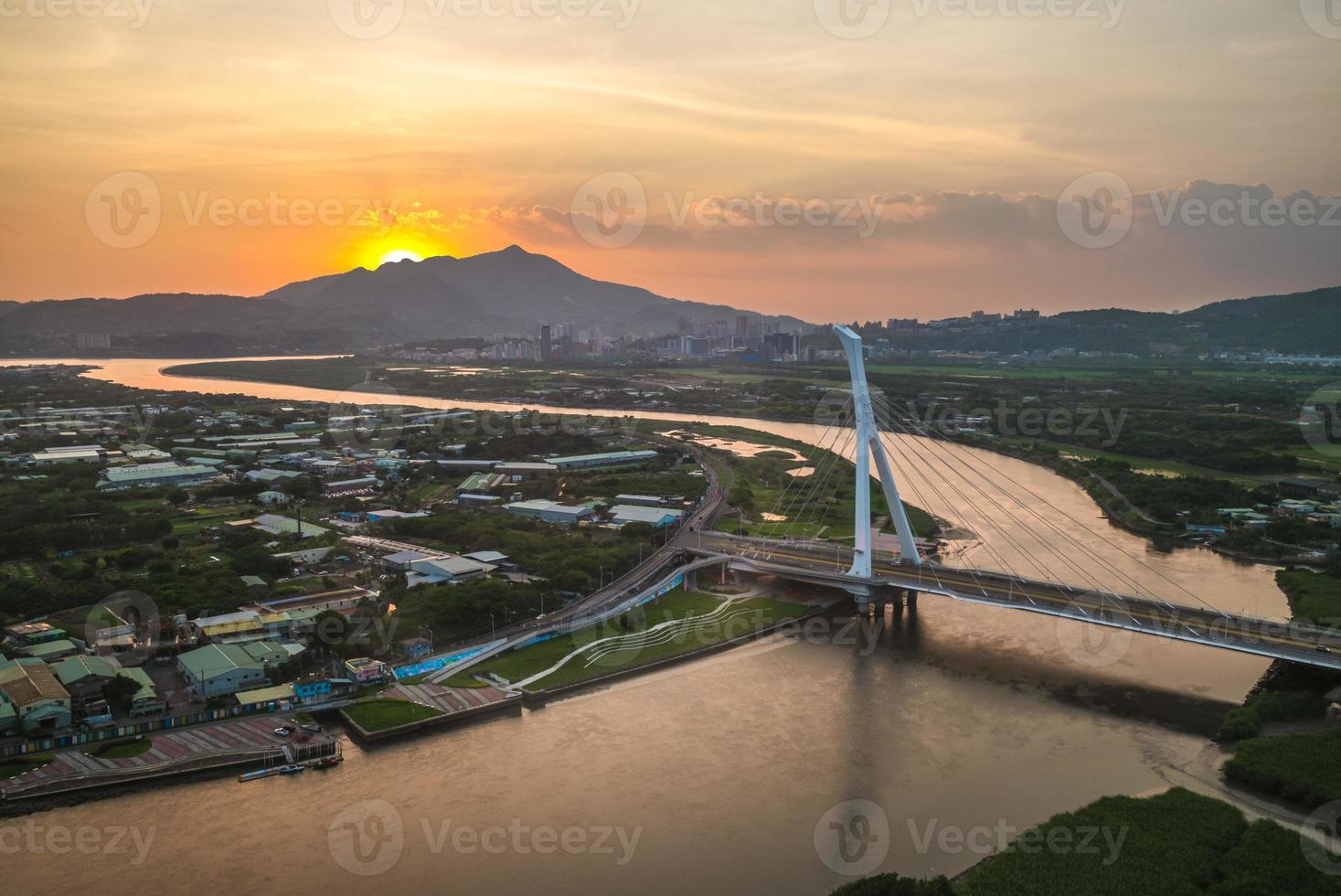 Isla Shezi y monte Guanyin en Taipei al anochecer, Taiwán foto