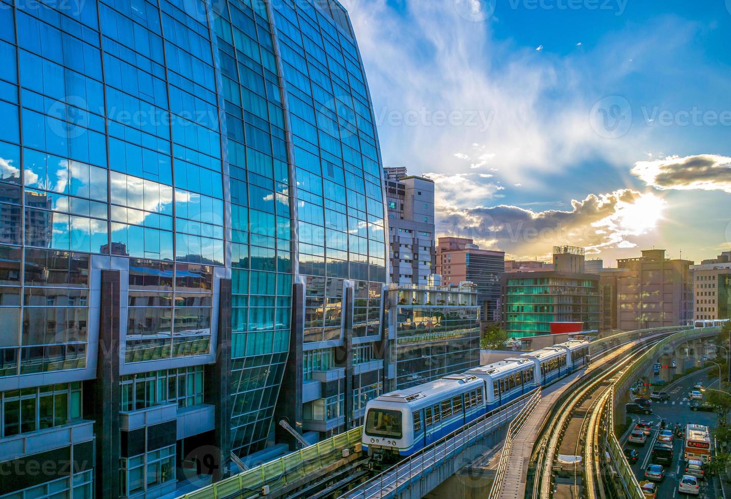 Sistema de metro de Taipei al anochecer, Taiwán foto