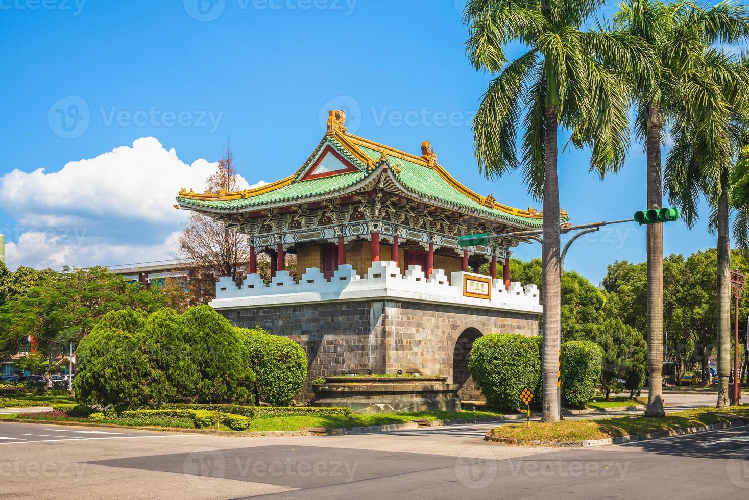 puerta sur de la antigua ciudad de taipei, taiwán foto