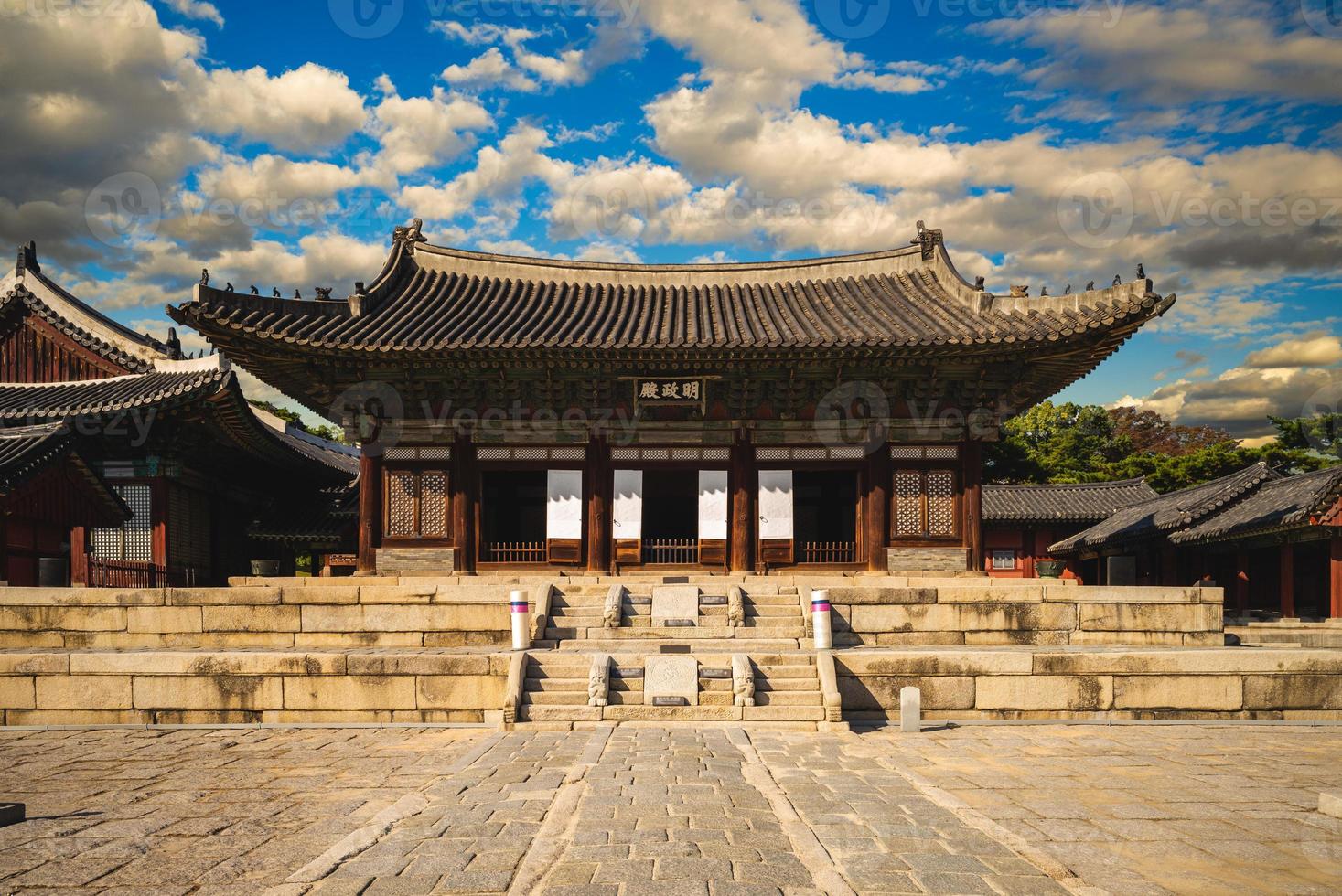 myeongjeongjeon, sala principal de changgyeonggung en seúl, corea del sur foto