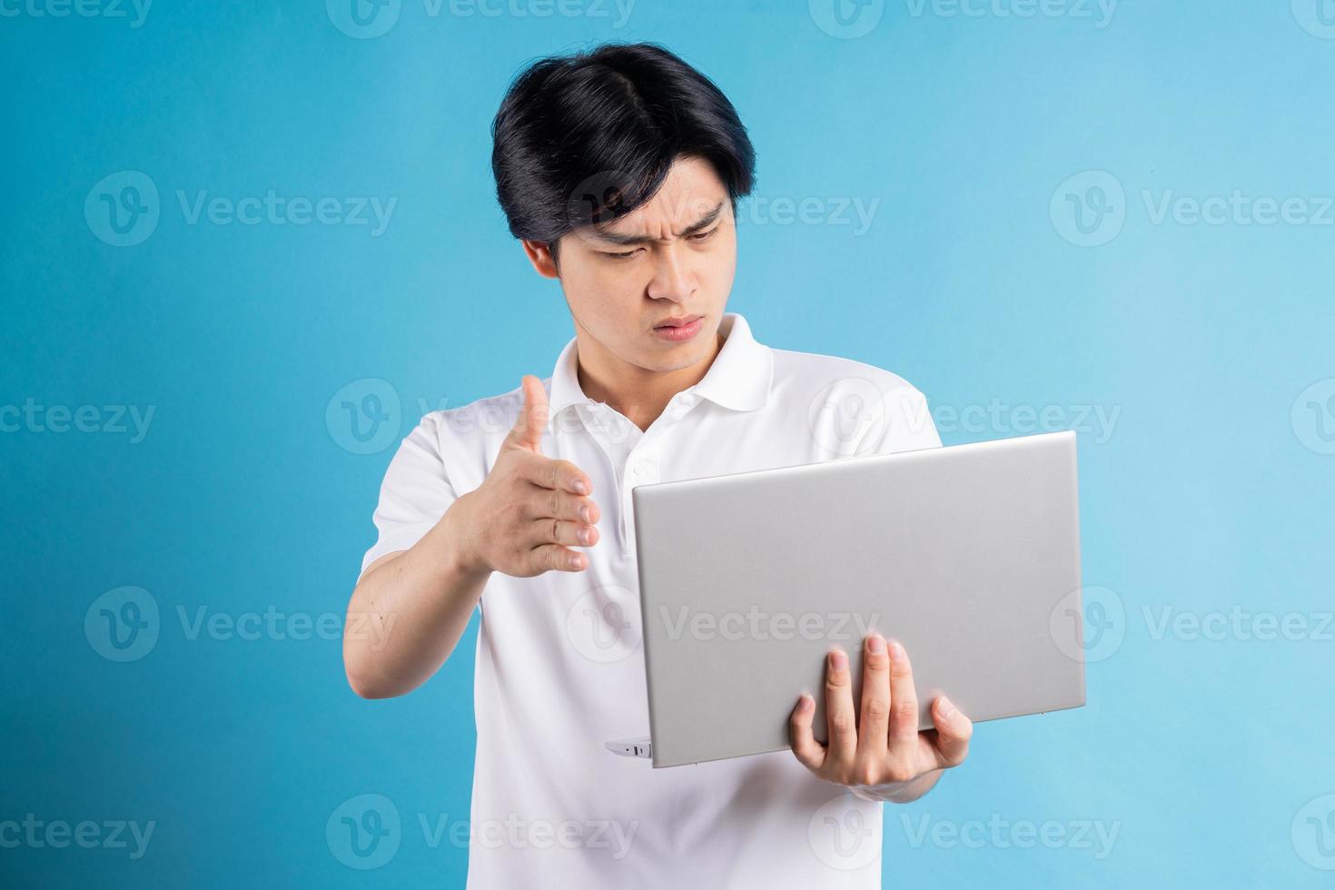 el hombre asiático está haciendo una videollamada y discutiendo sobre su computadora portátil foto