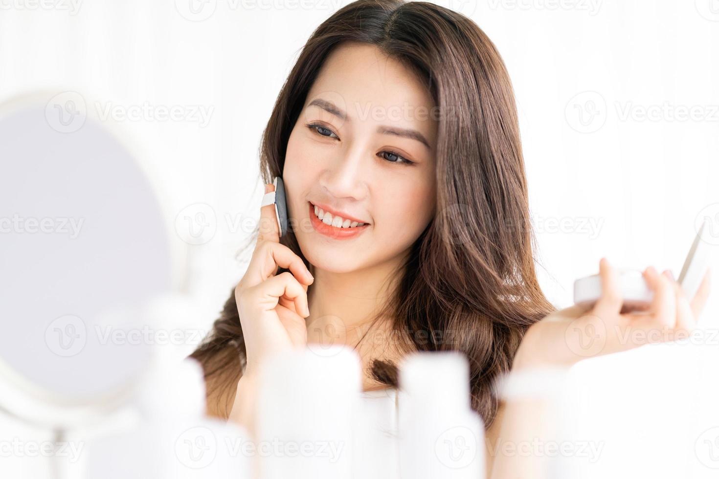 mujer asiática, sentado, maquillaje, delante de, espejo foto