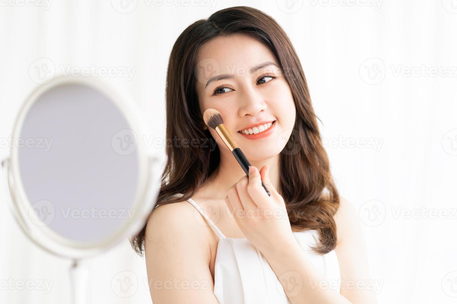 mujer asiática, sentado, maquillaje, delante de, espejo foto