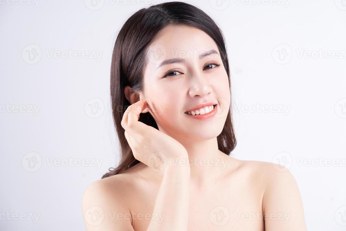 Hermosa mujer xing con piel fresca sonriendo sobre fondo foto