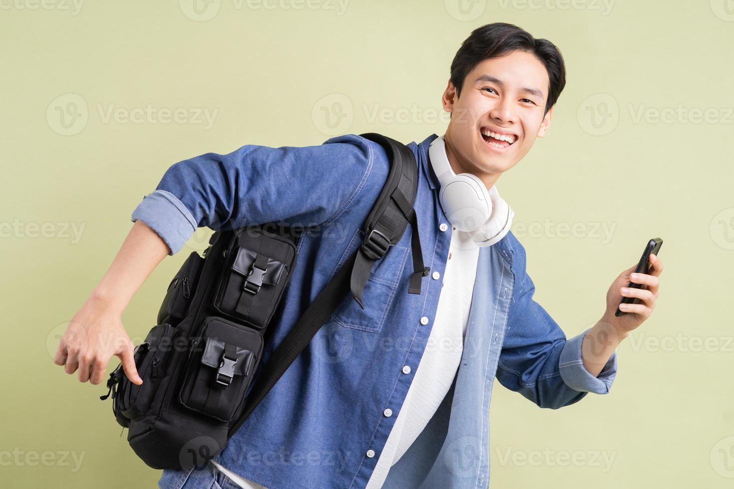 varios estudiantes asiáticos corren mientras sostienen teléfonos inteligentes en la mano foto