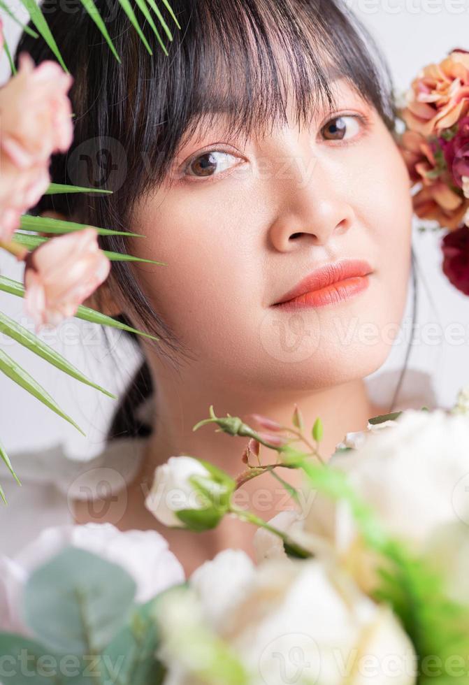 foto retrato de una bella mujer asiática con flores