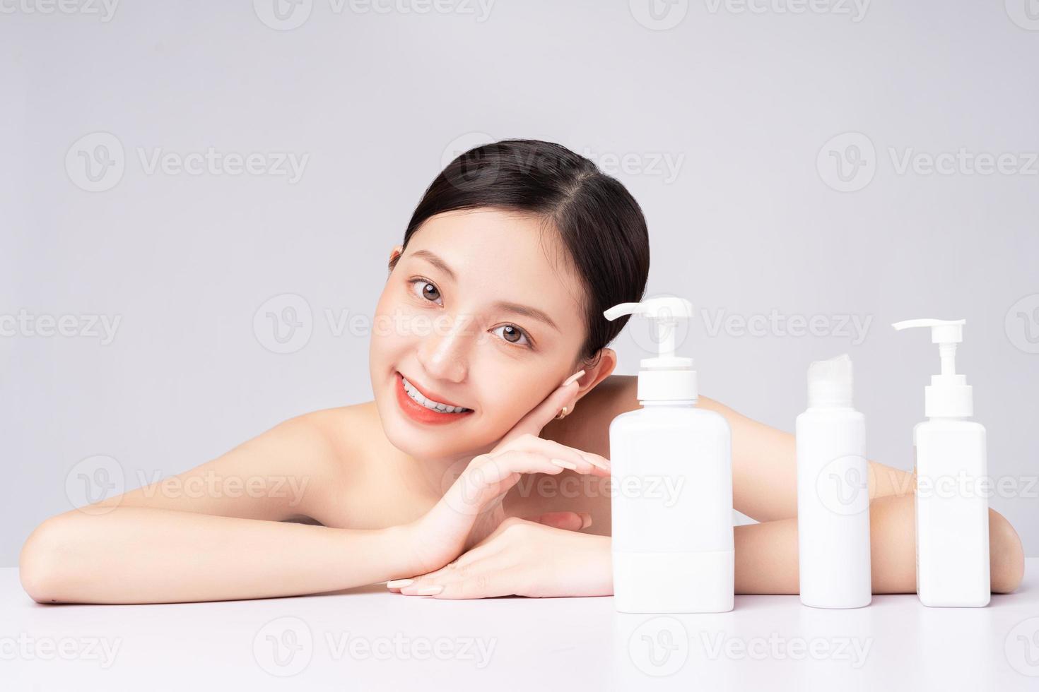 hermosa mujer asiática cuidando su piel con productos naturales foto