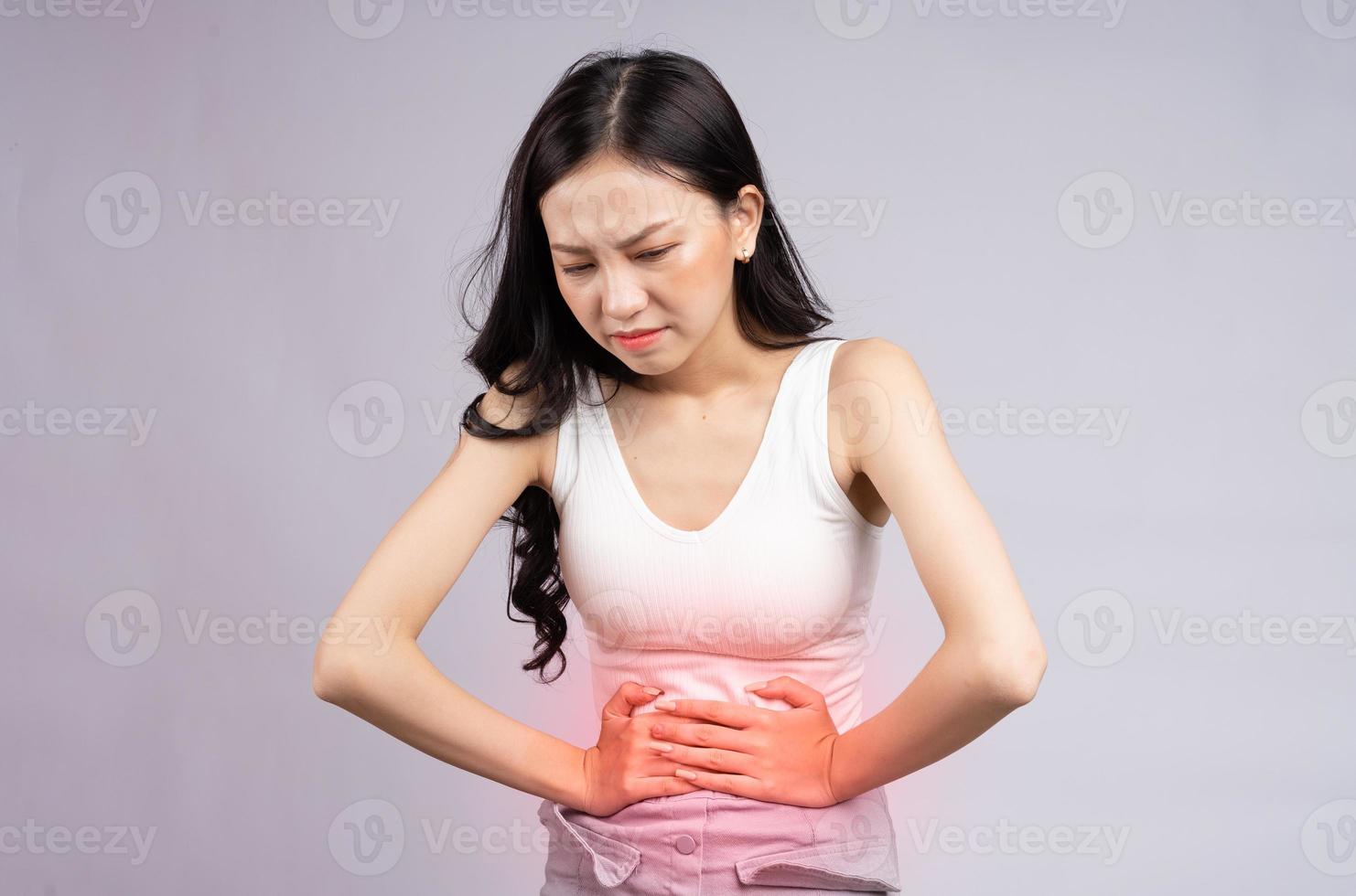 mujer asiática con dolor de apendicitis foto