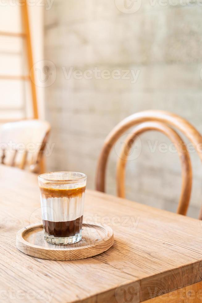 taza de café doble sucio o café expreso con leche y chocolate foto