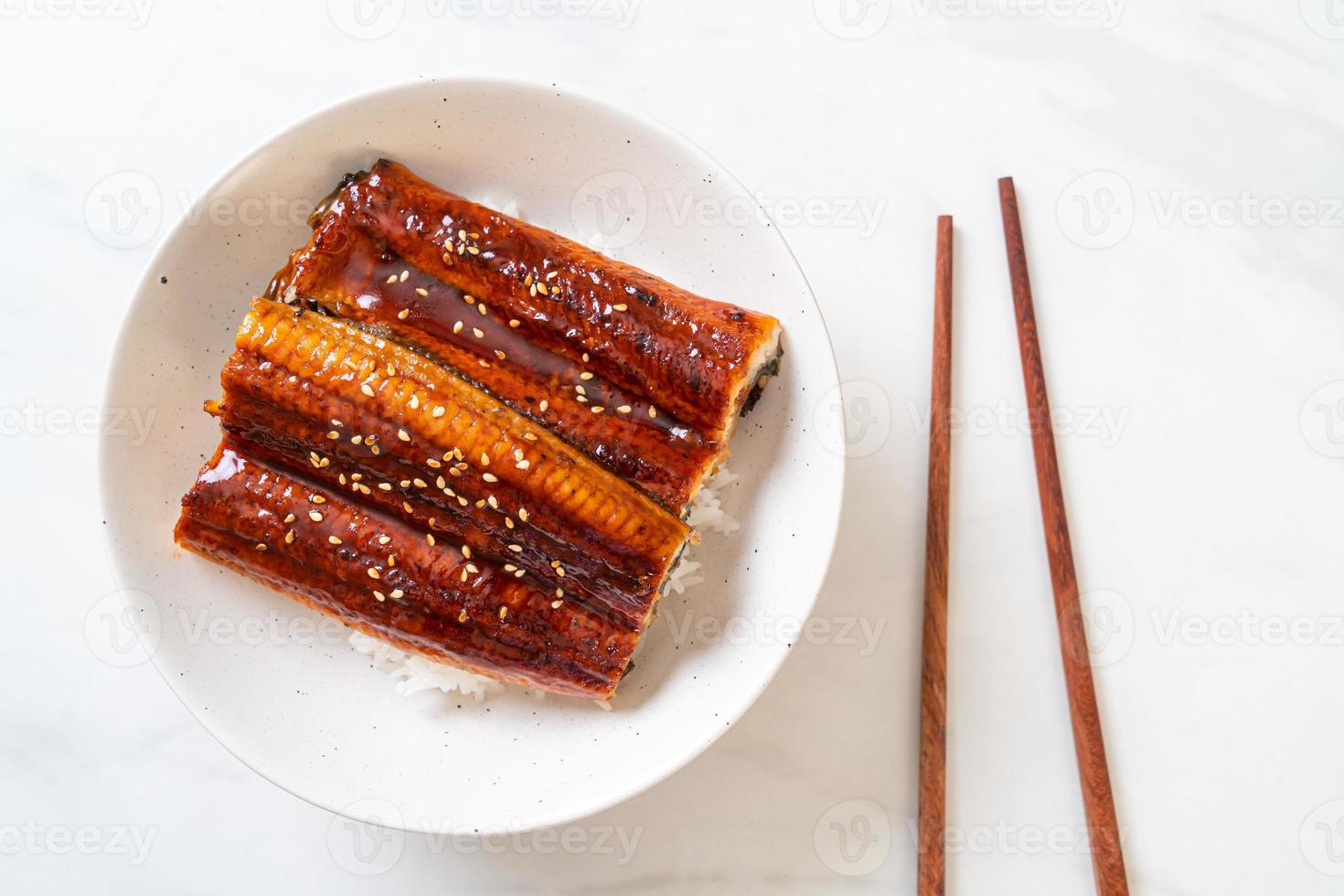 anguila japonesa a la plancha con cuenco de arroz o unagi don foto