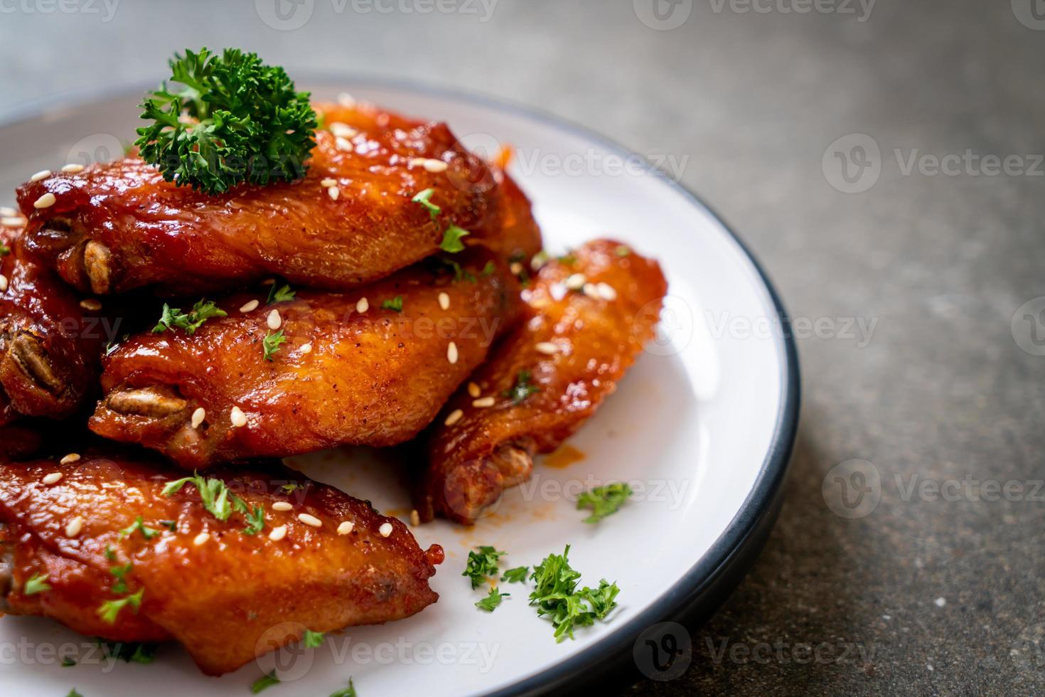 alitas de pollo asado al horno con sésamo blanco foto