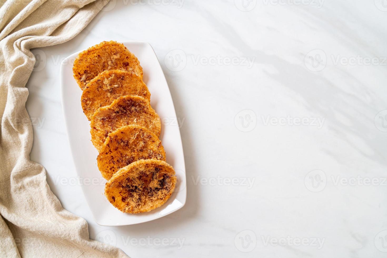 galleta de arroz de cerdo desmenuzada seca foto