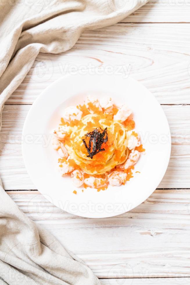 espaguetis cremosos con camarones y huevos de camarón - estilo de comida fusión foto