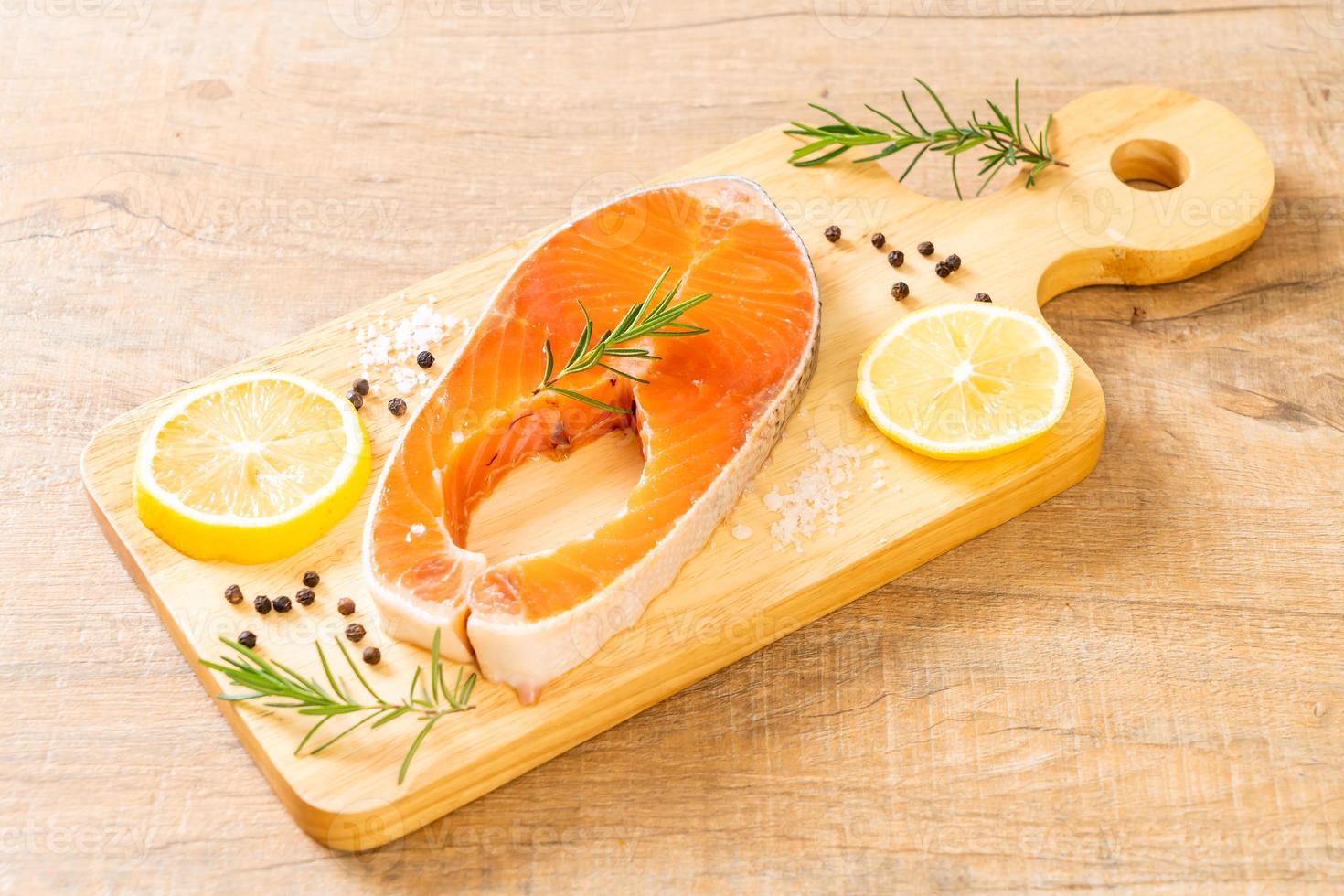 Filete de filete de salmón crudo fresco foto