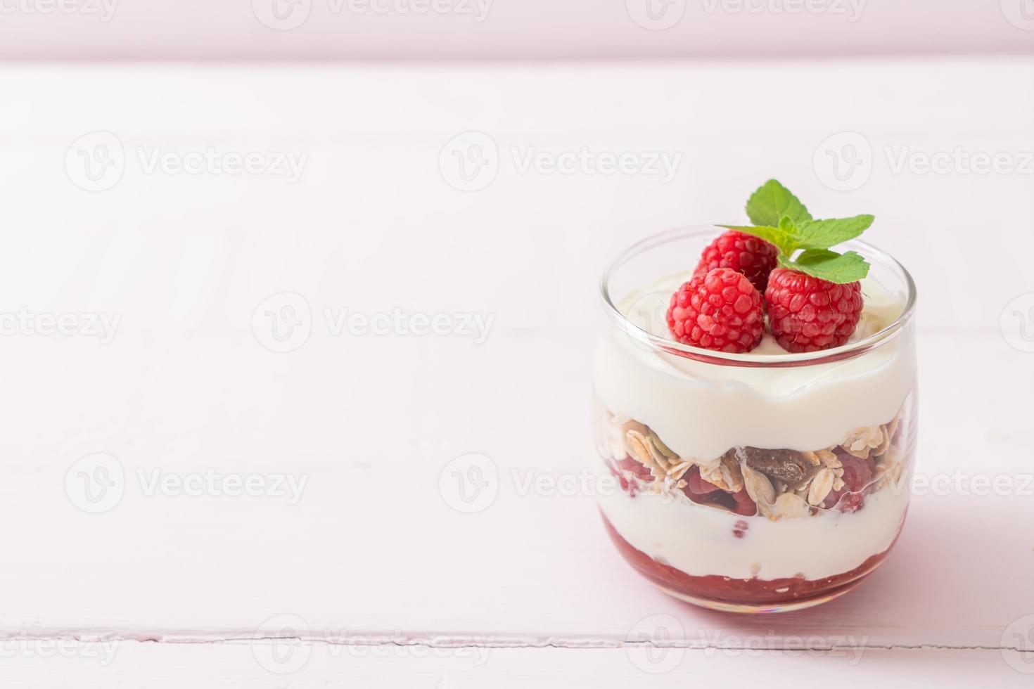 frambuesa fresca y yogur con granola - estilo de comida saludable foto