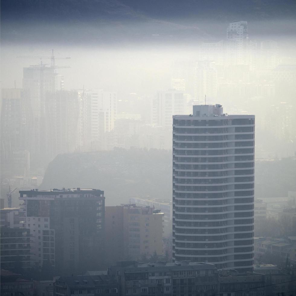 humo denso sobre la ciudad foto