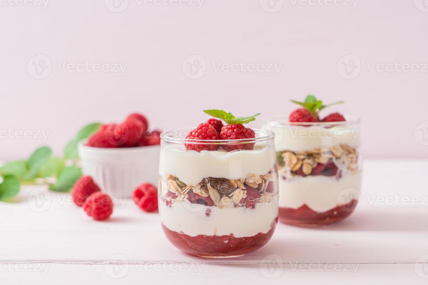 frambuesa fresca y yogur con granola - estilo de comida saludable foto