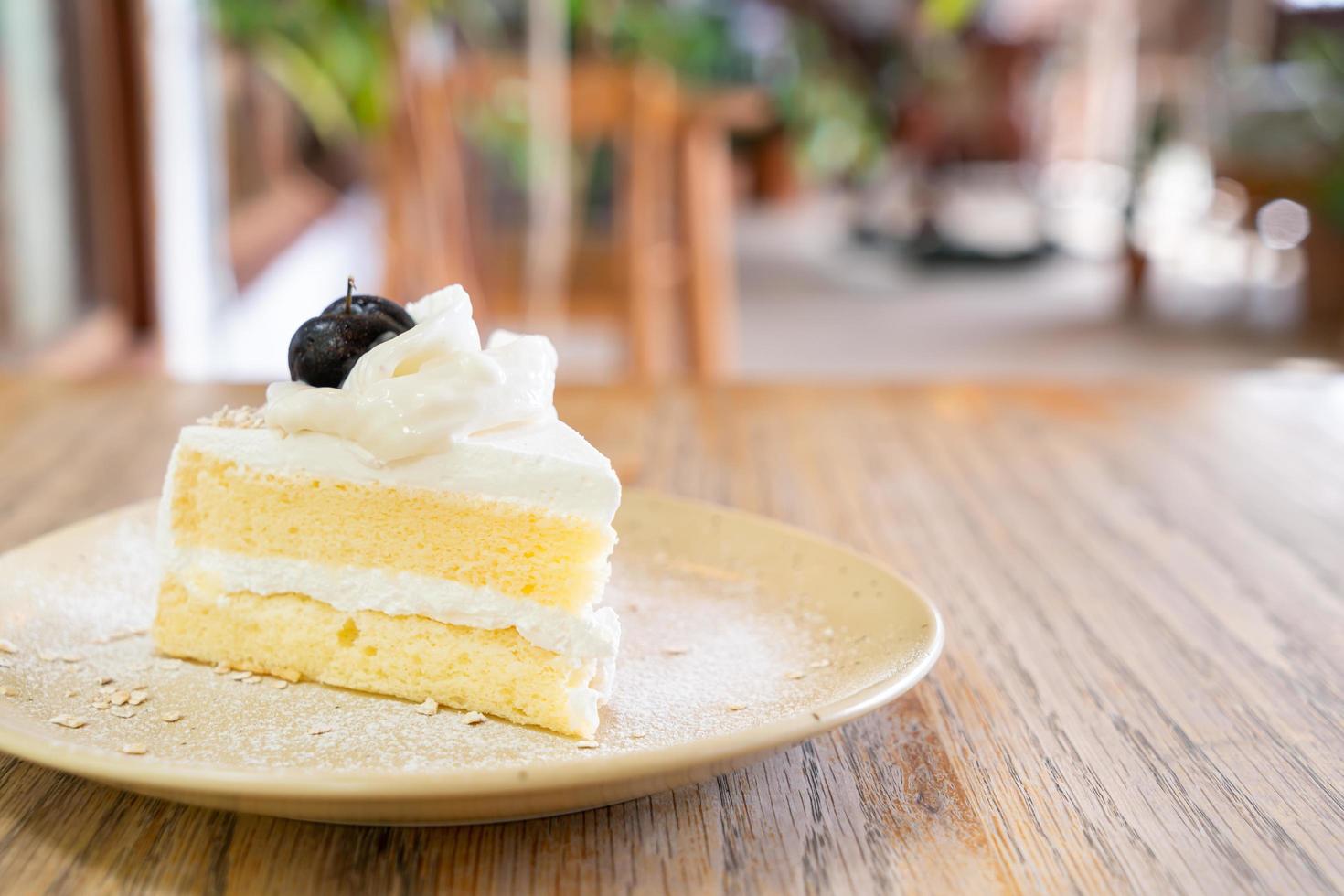 Pastel de coco en un plato en cafetería y restaurante. foto