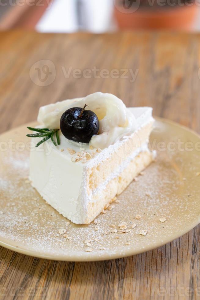 Pastel de coco en un plato en cafetería y restaurante. foto