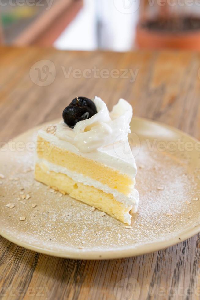 Pastel de coco en un plato en cafetería y restaurante. foto