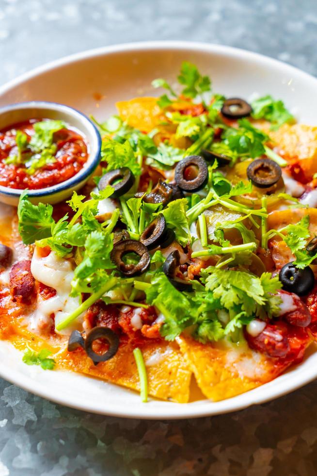 Nachos de pollo en un plato - estilo de comida mexicana foto