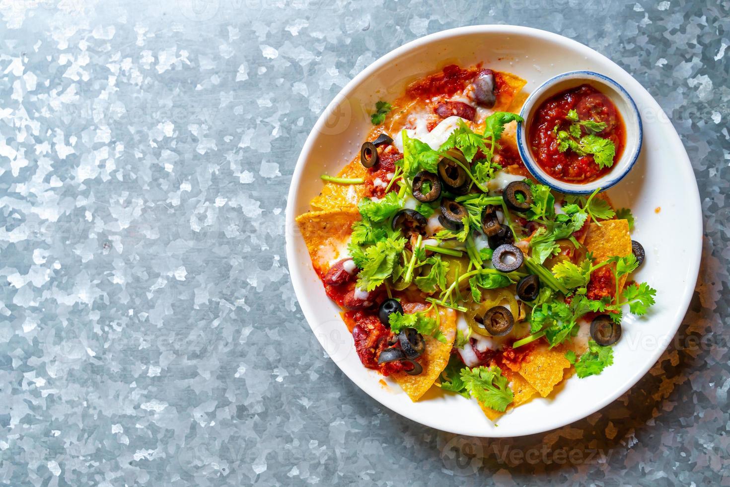 Nachos de pollo en un plato - estilo de comida mexicana foto